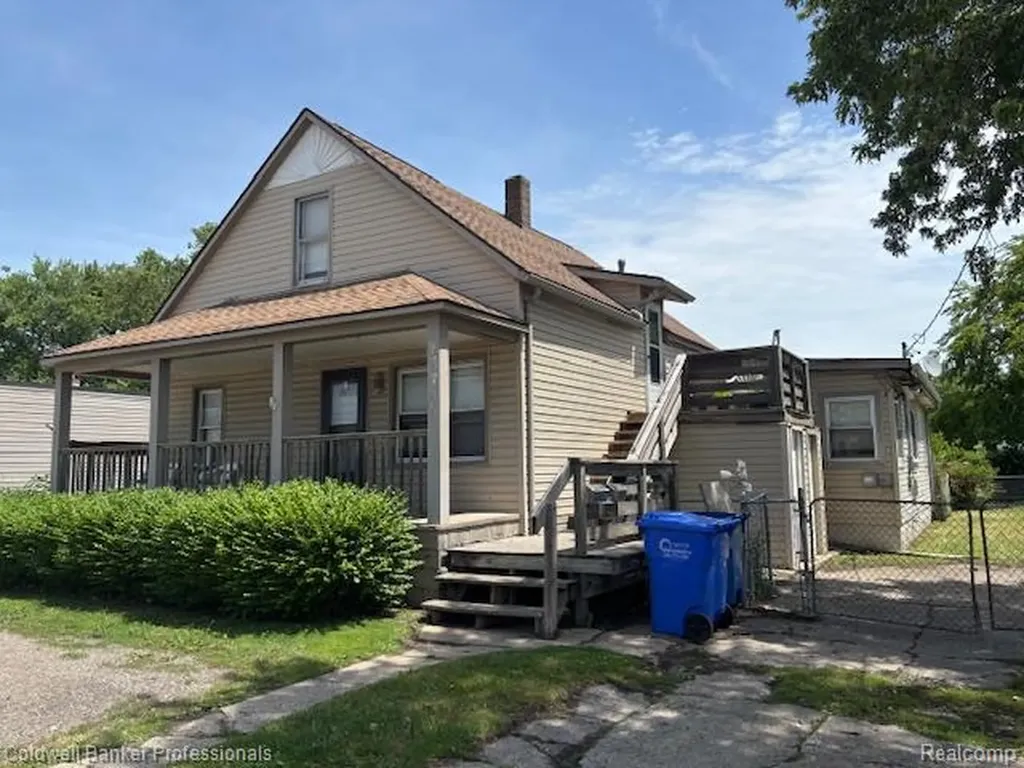23736 Sherwood Avenue Warren City MI 48091
