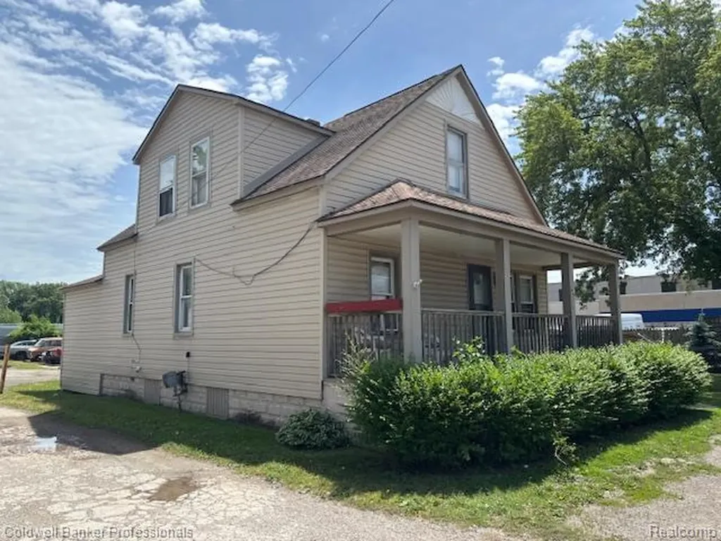 23736 Sherwood Avenue Warren City MI 48091