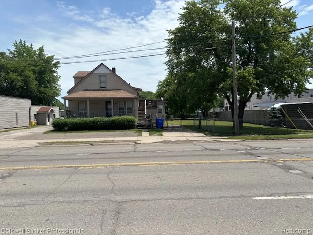 23736 Sherwood Avenue Warren City MI 48091