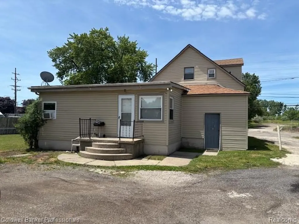 23736 Sherwood Avenue Warren City MI 48091