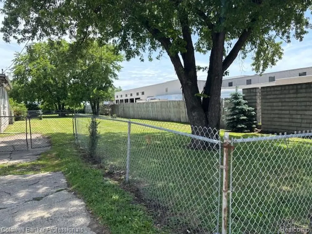 23736 Sherwood Avenue Warren City MI 48091