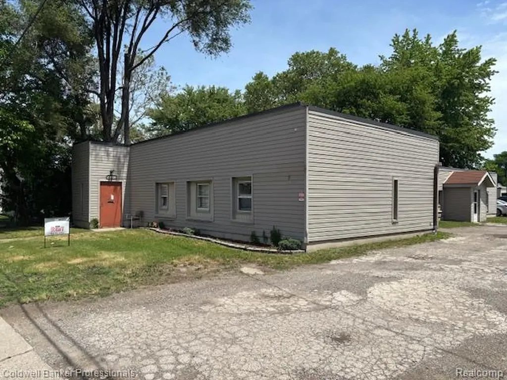 23736 Sherwood Avenue Warren City MI 48091