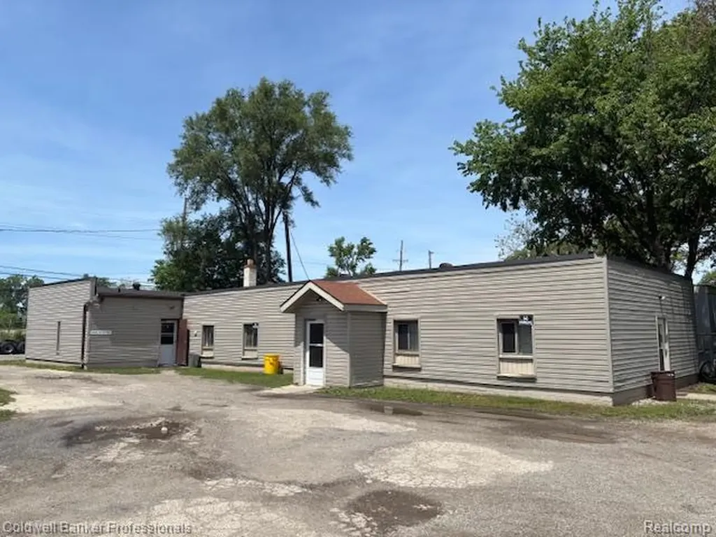 23736 Sherwood Avenue Warren City MI 48091