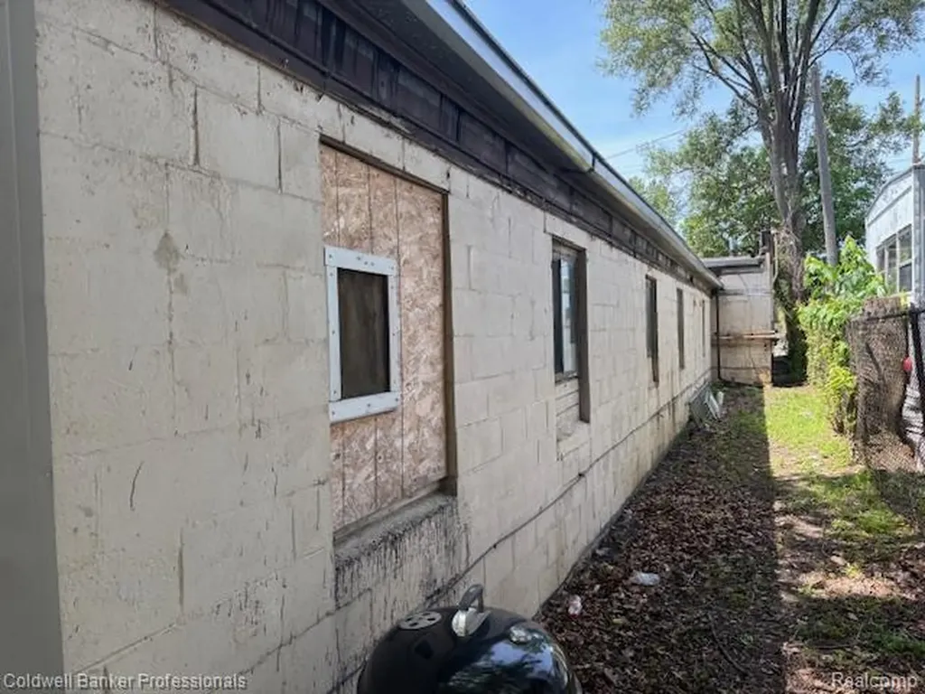 23736 Sherwood Avenue Warren City MI 48091