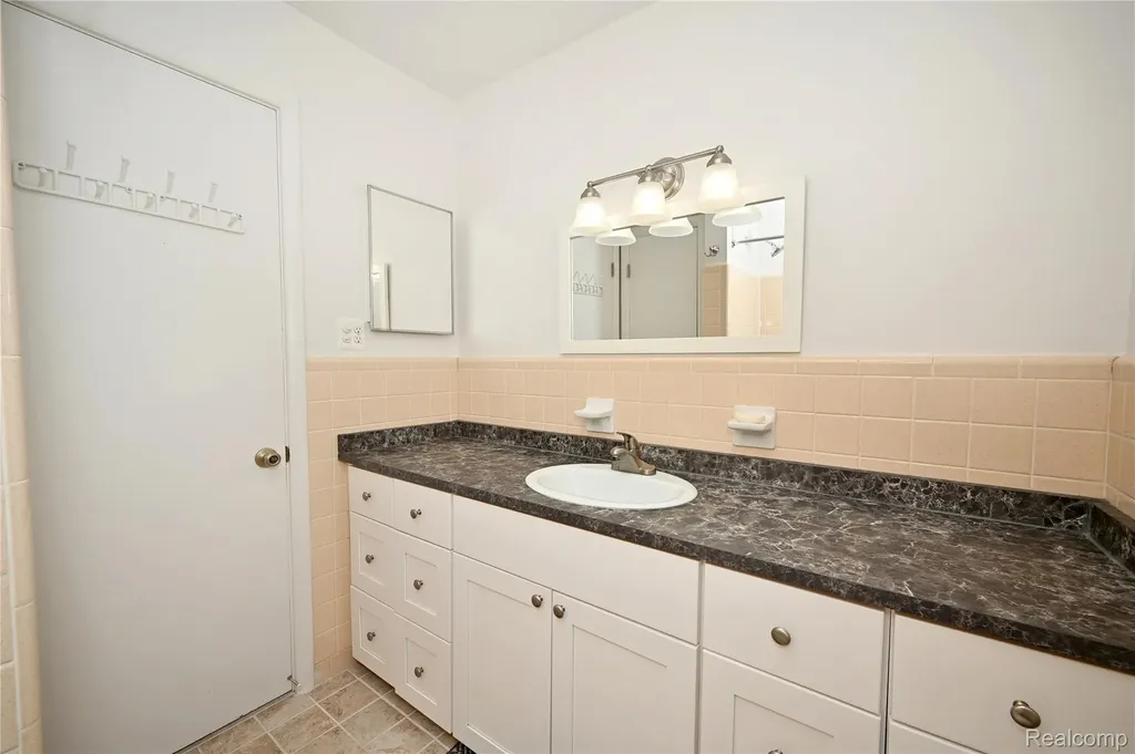 2820 Woodslee Drive Royal Oak City MI 48073