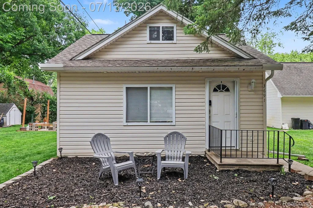 3691 Woodview Avenue West Bloomfield Charter Township MI 48324