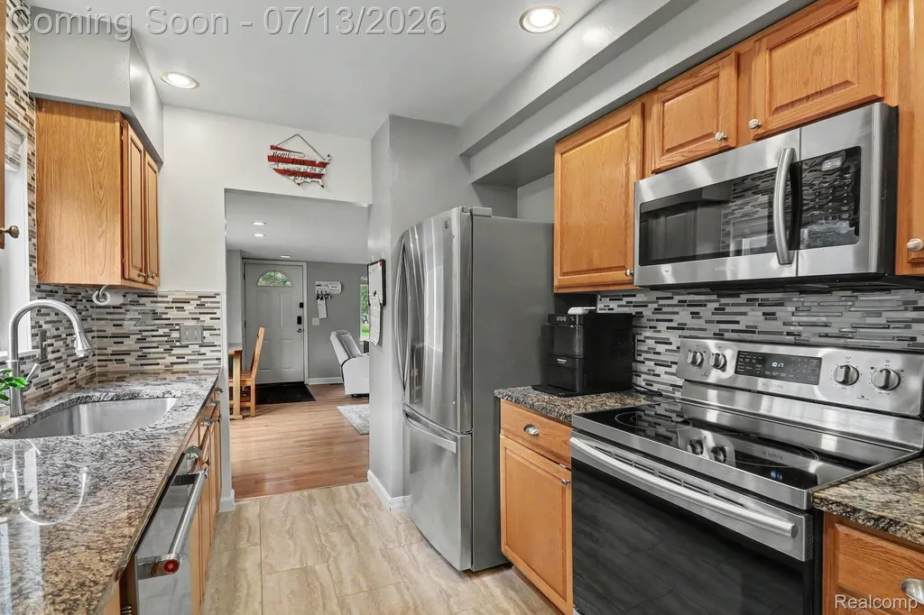 3691 Woodview Avenue West Bloomfield Charter Township MI 48324