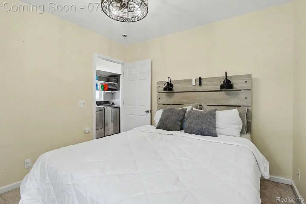 3691 Woodview Avenue West Bloomfield Charter Township MI 48324