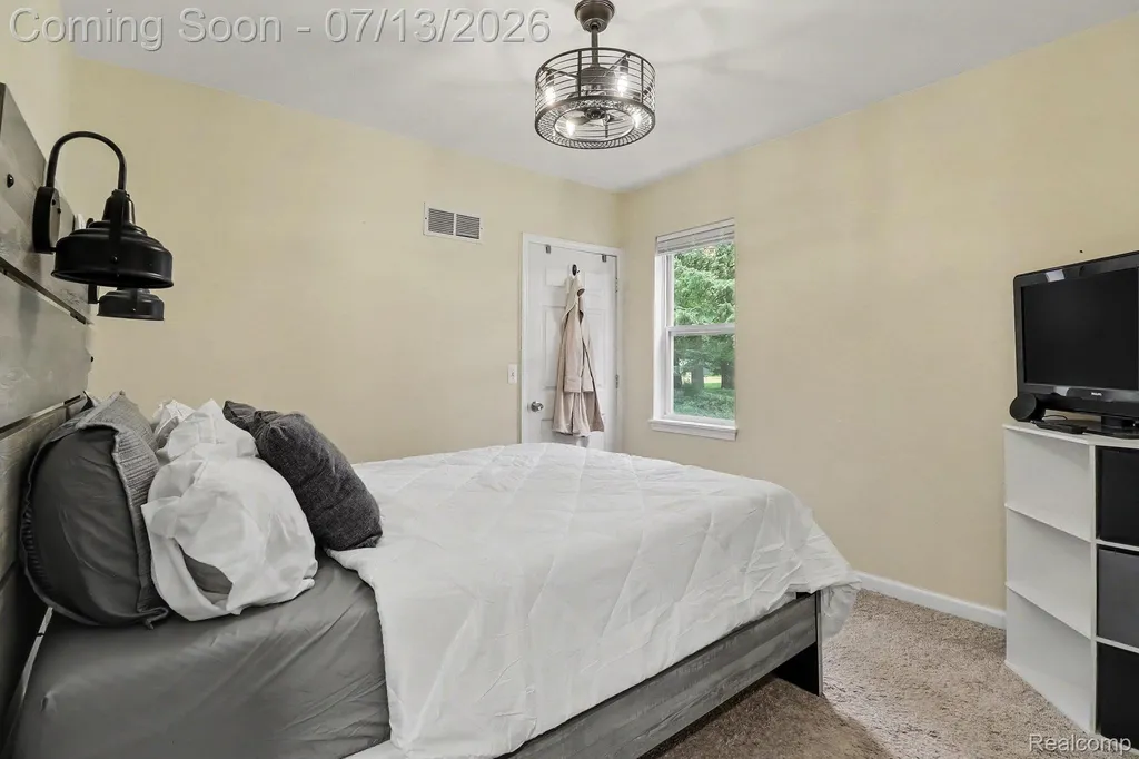 3691 Woodview Avenue West Bloomfield Charter Township MI 48324