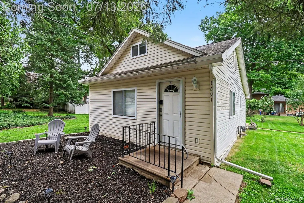 3691 Woodview Avenue West Bloomfield Charter Township MI 48324