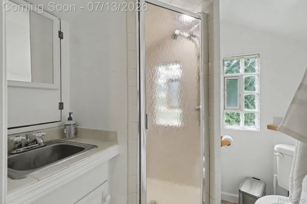 3691 Woodview Avenue West Bloomfield Charter Township MI 48324