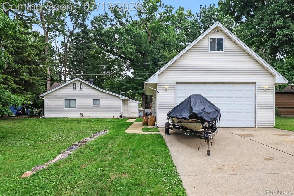 3691 Woodview Avenue West Bloomfield Charter Township MI 48324