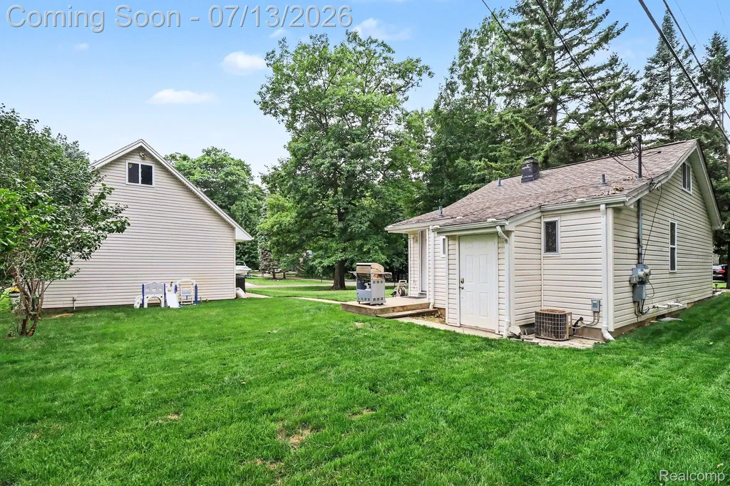 3691 Woodview Avenue West Bloomfield Charter Township MI 48324