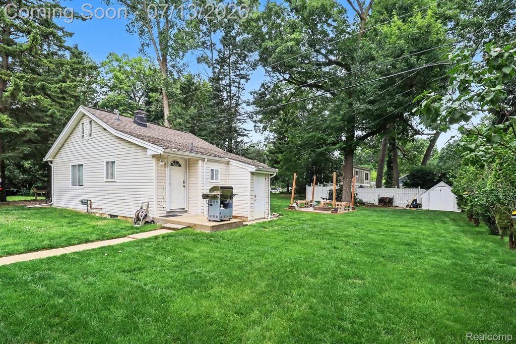 3691 Woodview Avenue West Bloomfield Charter Township MI 48324