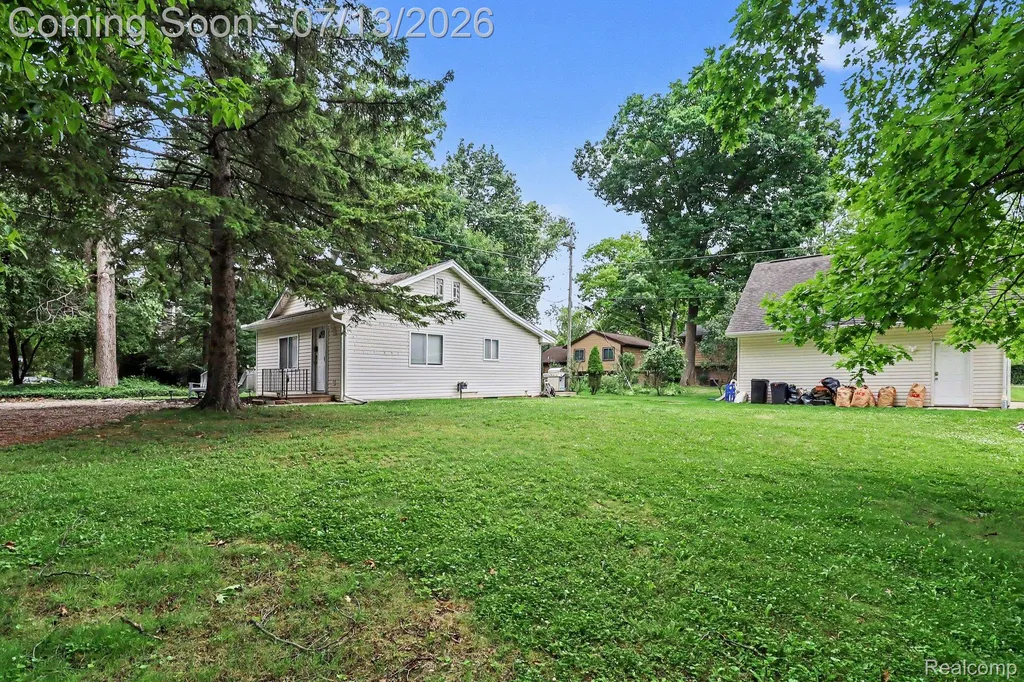 3691 Woodview Avenue West Bloomfield Charter Township MI 48324