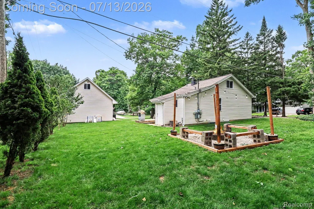 3691 Woodview Avenue West Bloomfield Charter Township MI 48324