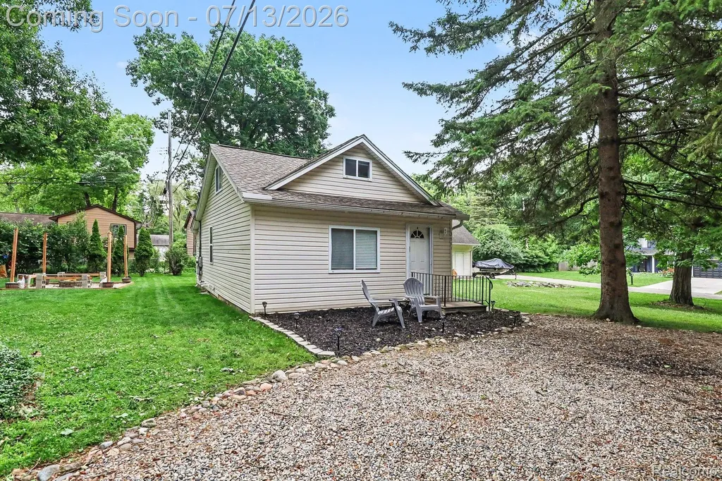 3691 Woodview Avenue West Bloomfield Charter Township MI 48324