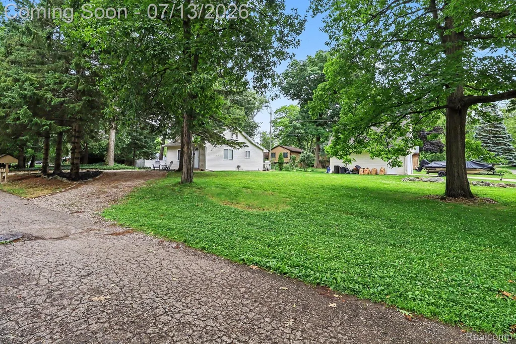 3691 Woodview Avenue West Bloomfield Charter Township MI 48324