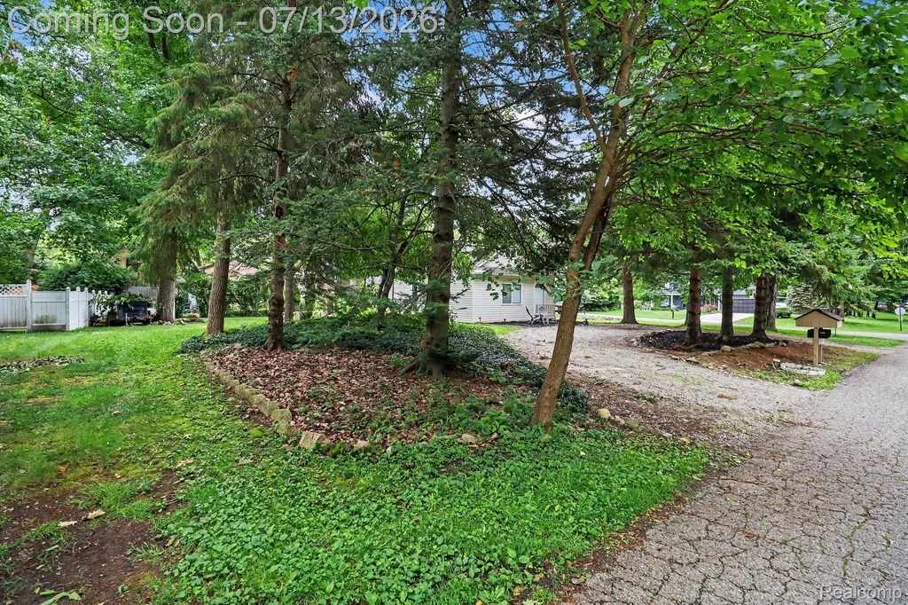 3691 Woodview Avenue West Bloomfield Charter Township MI 48324