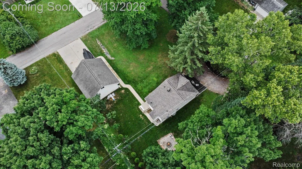 3691 Woodview Avenue West Bloomfield Charter Township MI 48324