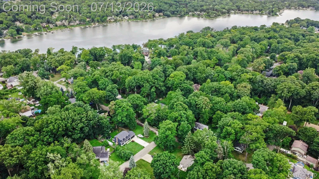 3691 Woodview Avenue West Bloomfield Charter Township MI 48324