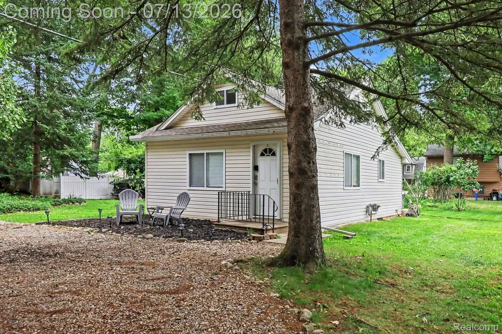 3691 Woodview Avenue West Bloomfield Charter Township MI 48324