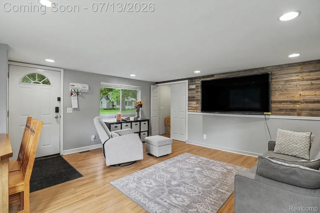 3691 Woodview Avenue West Bloomfield Charter Township MI 48324