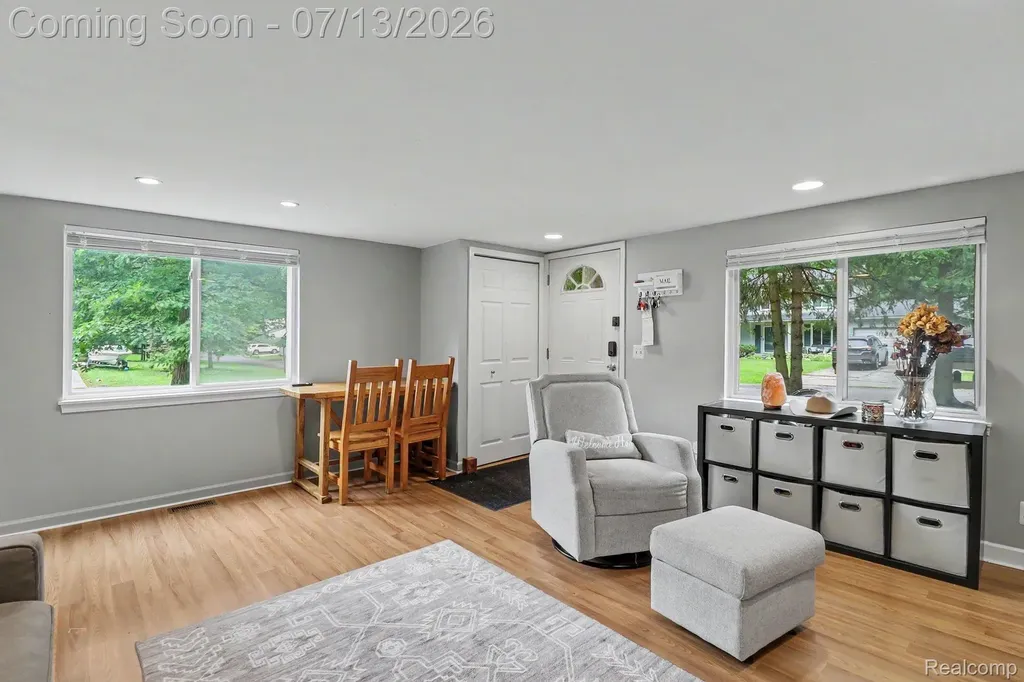 3691 Woodview Avenue West Bloomfield Charter Township MI 48324