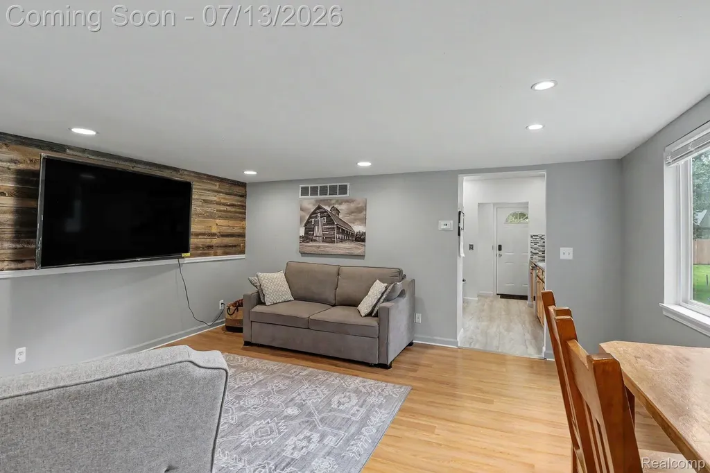 3691 Woodview Avenue West Bloomfield Charter Township MI 48324