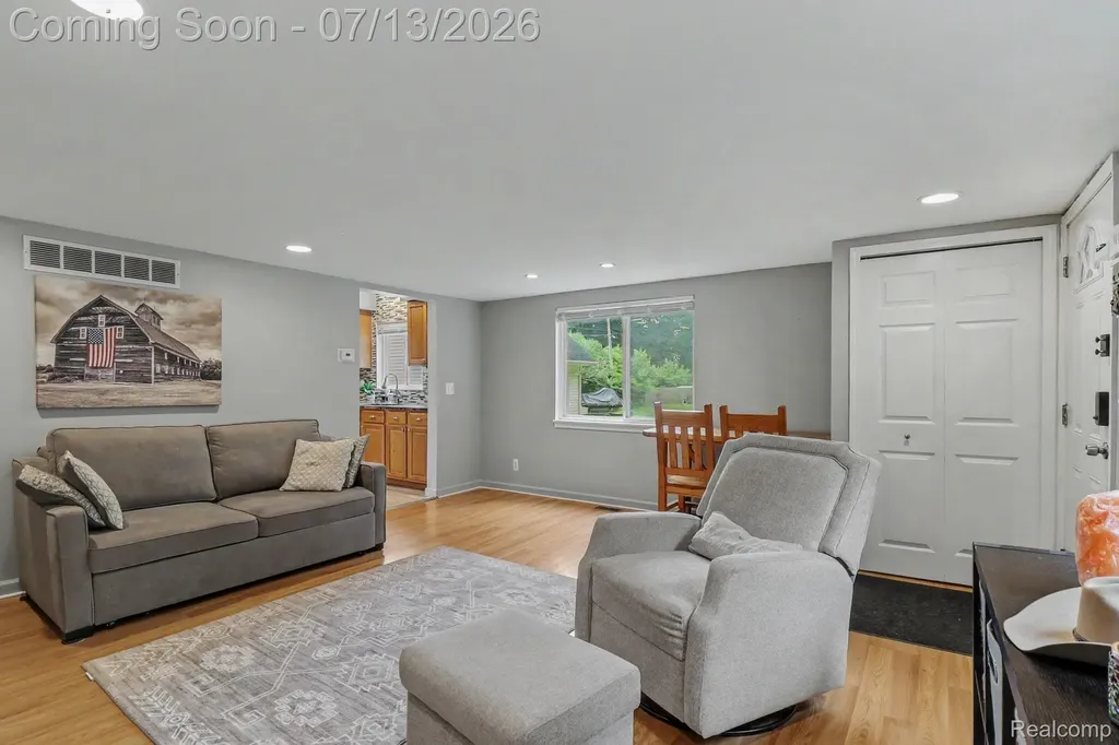 3691 Woodview Avenue West Bloomfield Charter Township MI 48324