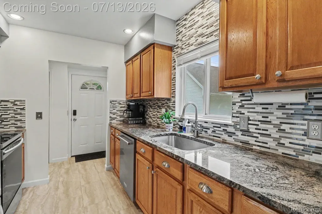 3691 Woodview Avenue West Bloomfield Charter Township MI 48324