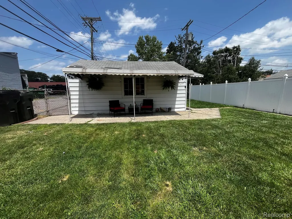15854 Englewood Avenue Allen Park City MI 48101