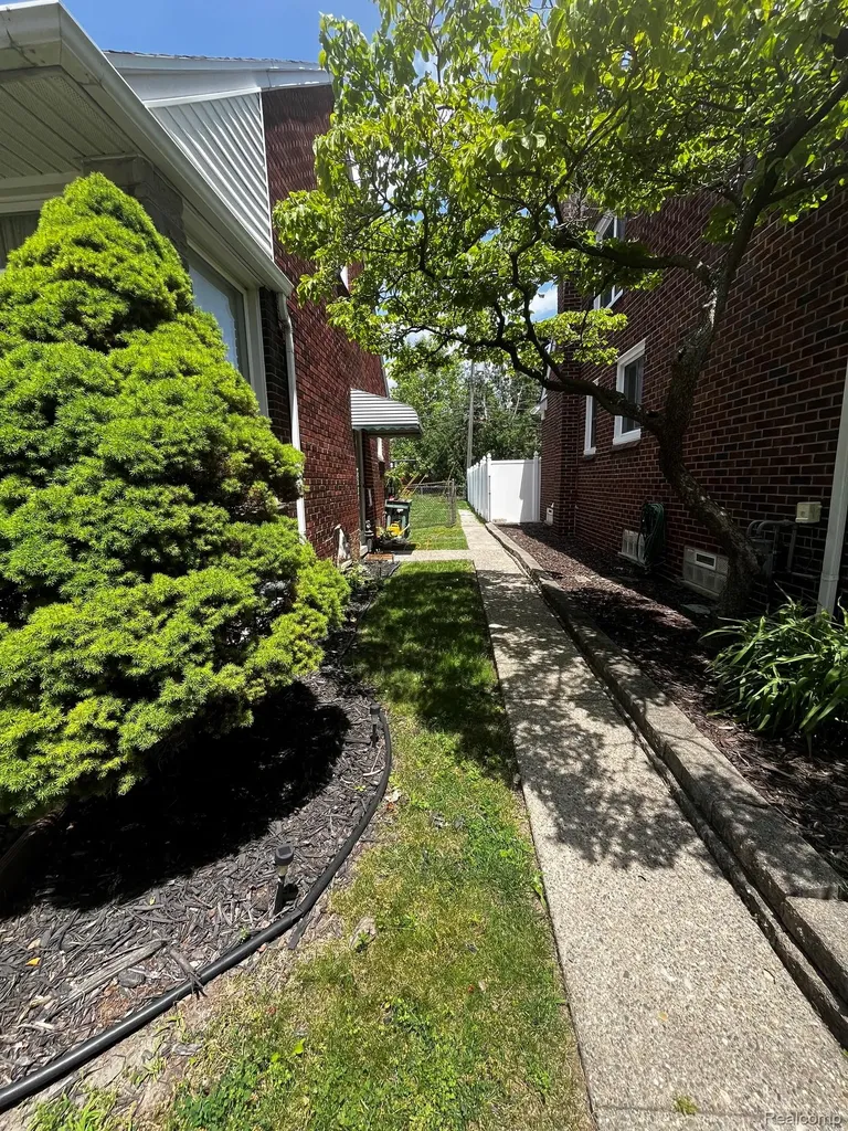 15854 Englewood Avenue Allen Park City MI 48101