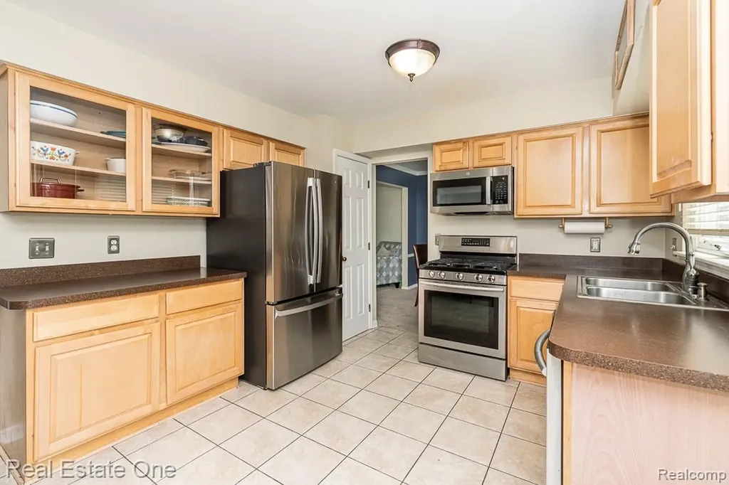 606 Whitney Drive Rochester Hills City MI 48307