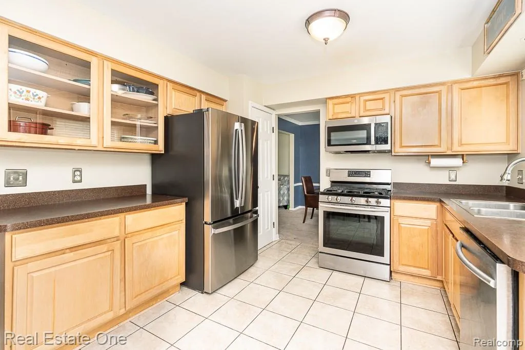 606 Whitney Drive Rochester Hills City MI 48307