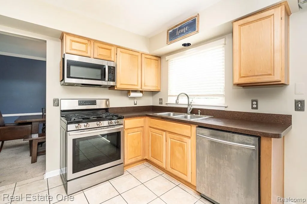 606 Whitney Drive Rochester Hills City MI 48307