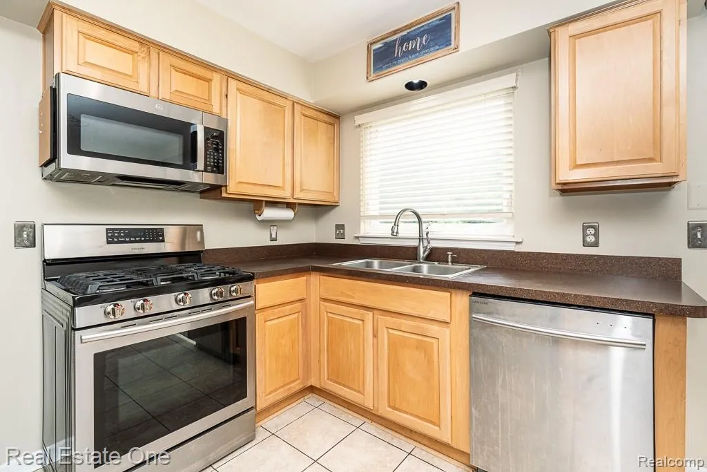 606 Whitney Drive Rochester Hills City MI 48307