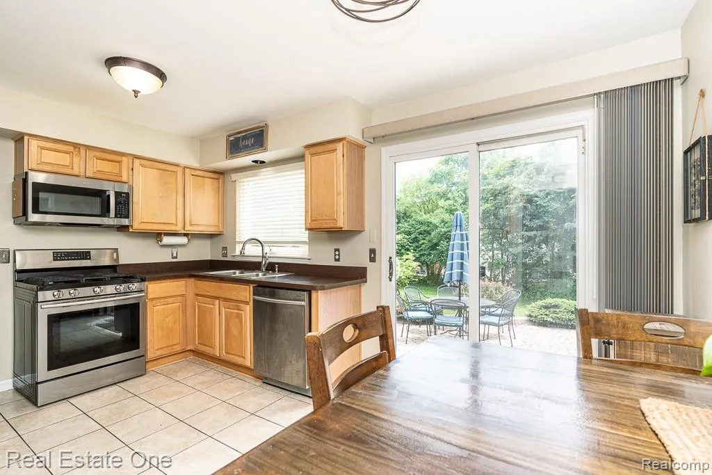 606 Whitney Drive Rochester Hills City MI 48307
