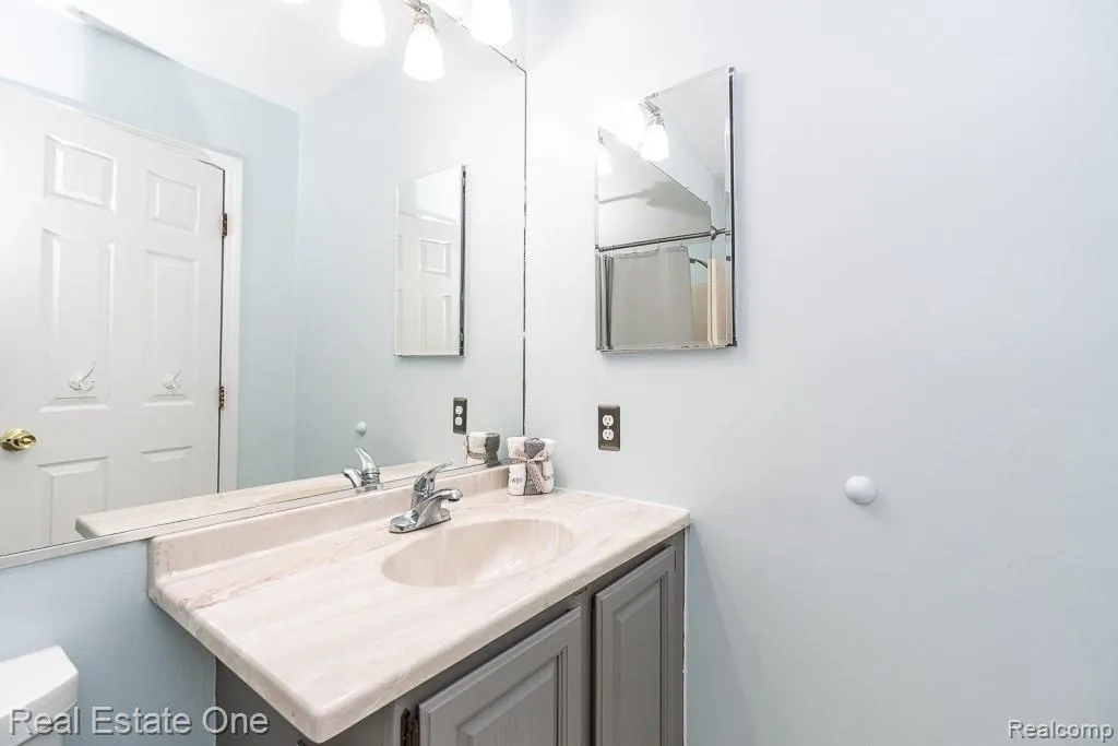 606 Whitney Drive Rochester Hills City MI 48307
