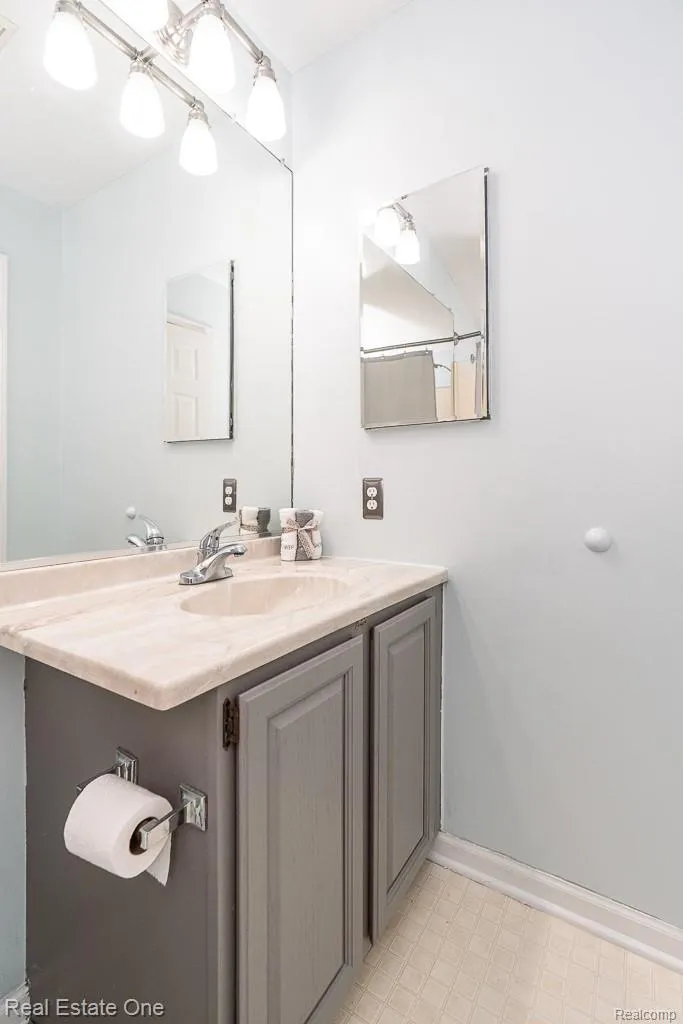 606 Whitney Drive Rochester Hills City MI 48307
