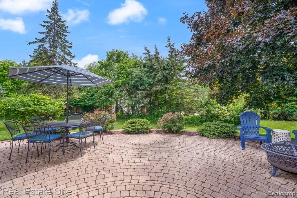 606 Whitney Drive Rochester Hills City MI 48307