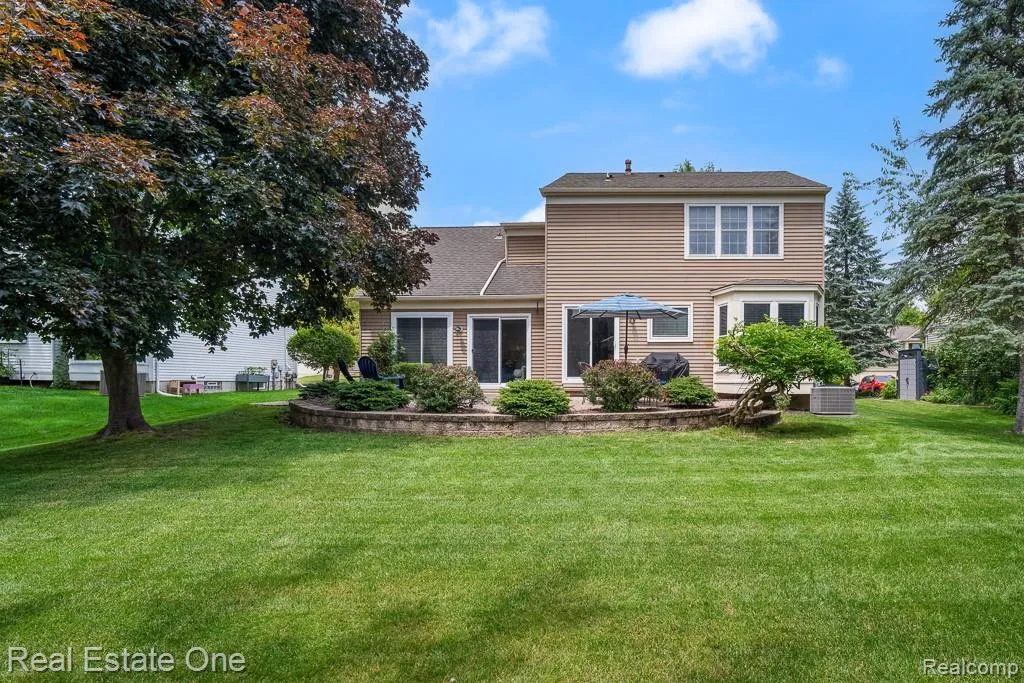 606 Whitney Drive Rochester Hills City MI 48307