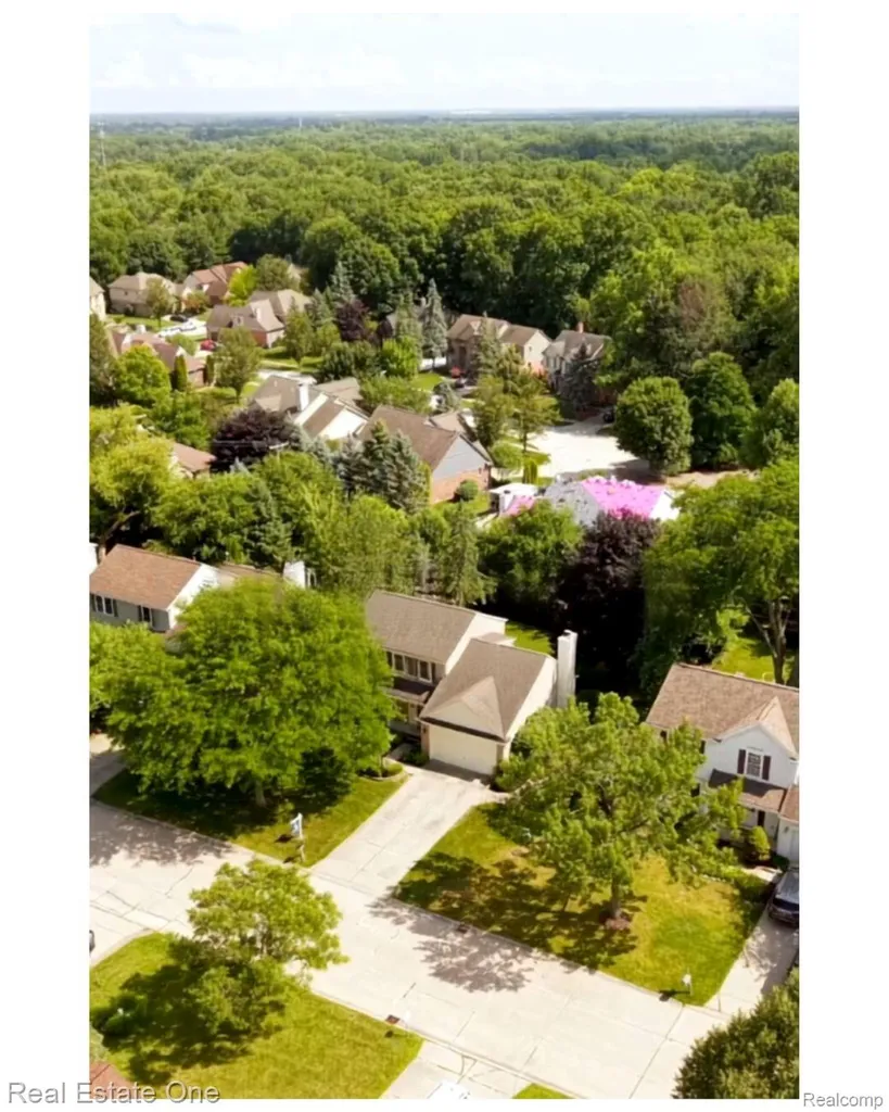 606 Whitney Drive Rochester Hills City MI 48307