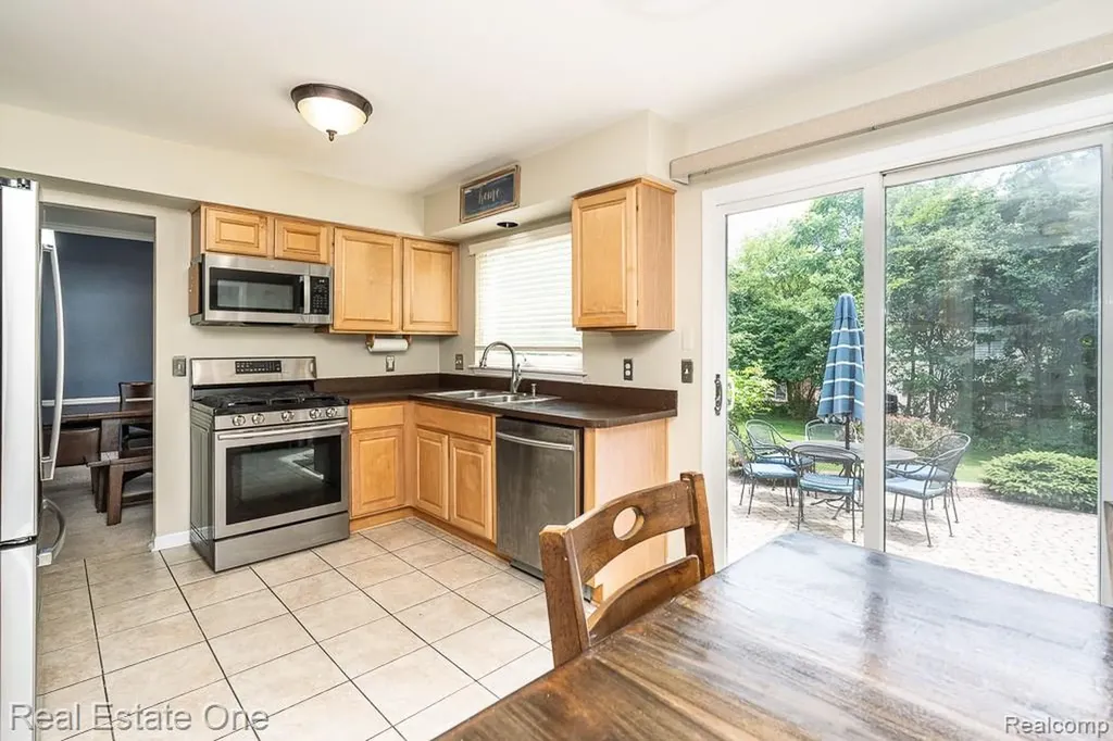 606 Whitney Drive Rochester Hills City MI 48307