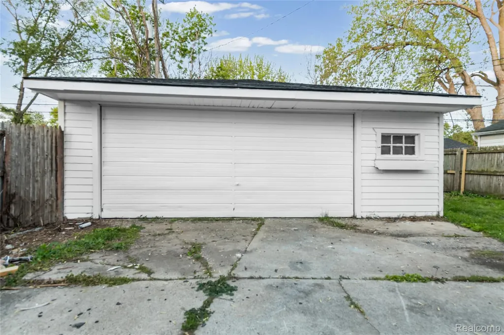 21034 Audrey Avenue Warren City MI 48091