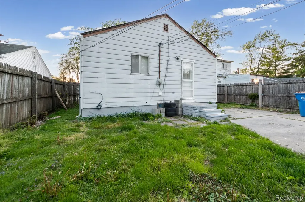 21034 Audrey Avenue Warren City MI 48091