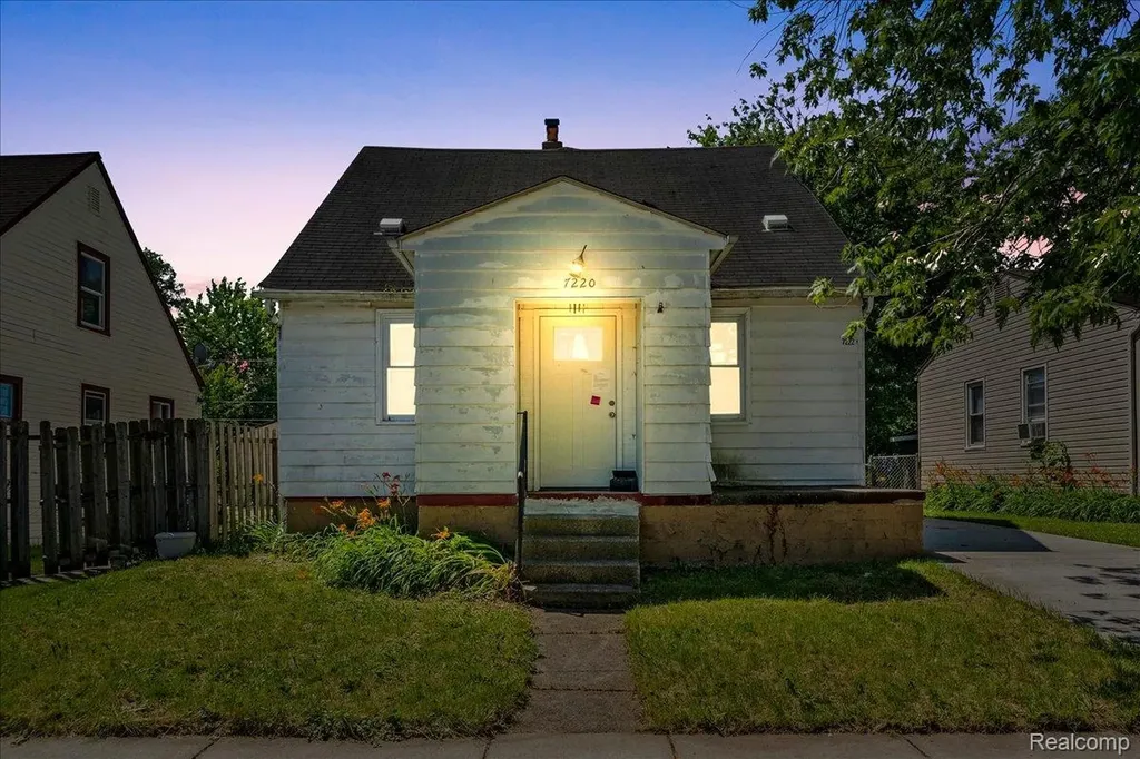 7220 Hupp Avenue Warren City MI 48091
