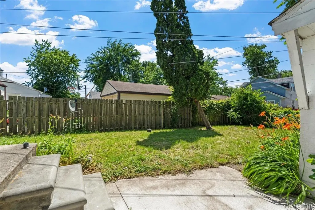 7220 Hupp Avenue Warren City MI 48091