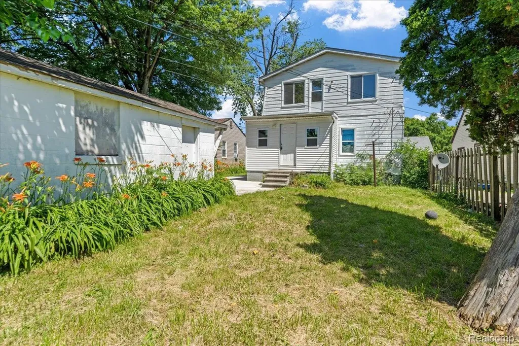 7220 Hupp Avenue Warren City MI 48091