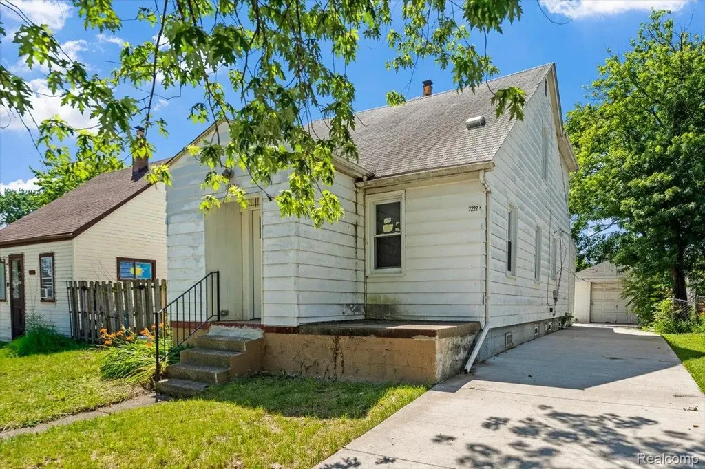 7220 Hupp Avenue Warren City MI 48091